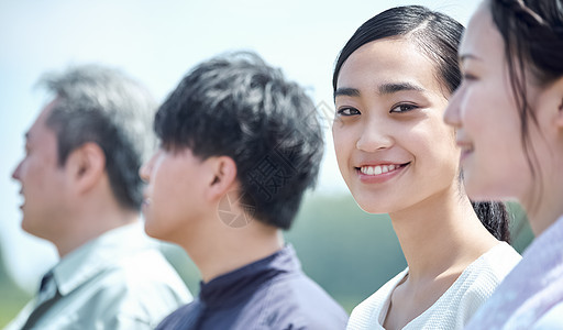 农作田地的男人和女人图片