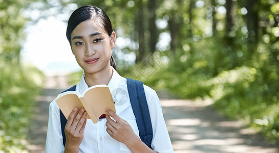 学生夏天读高中生上学图片