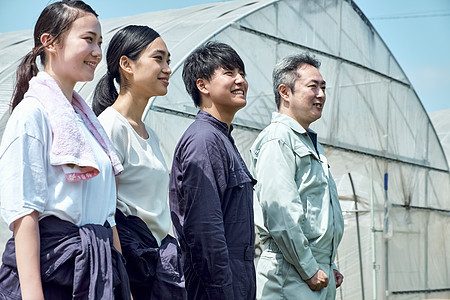 农场里的微笑男人和女人合影图片