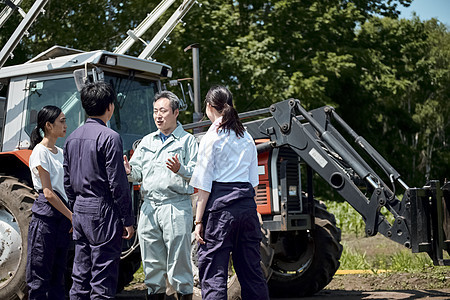 农民学生农夫男人和女人农业拖拉机图片