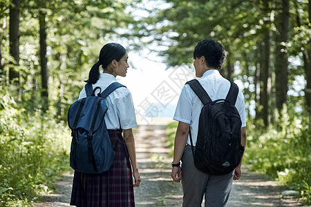 放学女孩们回家的路上学的高中学生夫妇图片