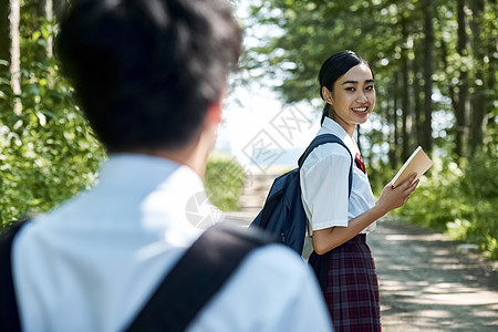 上学的女高中学生图片