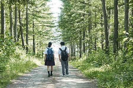 男生帮女生拉拉链背景