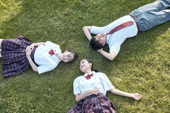 躺在草坪上的高中生图片