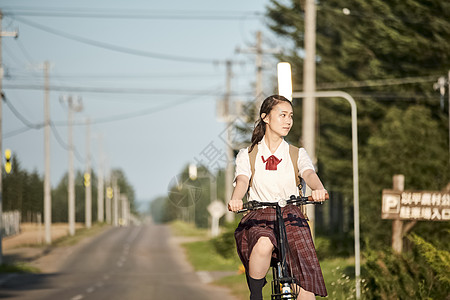 女高中生骑自行车上学图片
