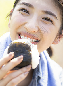 女人女孩午饭女农业休息图片