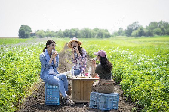 手作朋友年轻女子女农业休息图片