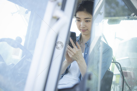 人物观看非都会区女农业图片