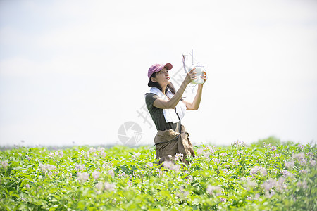 20多岁亚洲女农业无人机图片