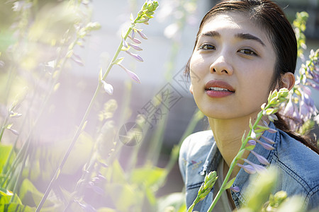 新鲜日本人孤独的女自然肖像图片