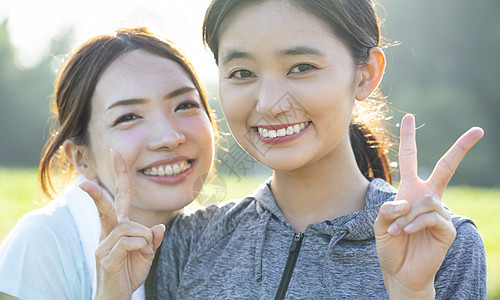 笑容年轻女子瘦身女式运动服图片