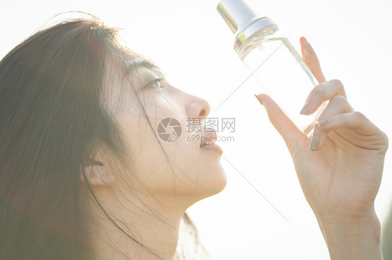 抗衰老壮年盥洗用品女美的形象图片