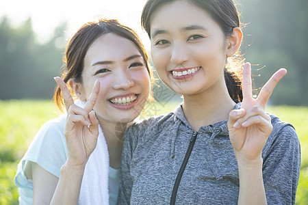 人物运动场女生女式运动服图片