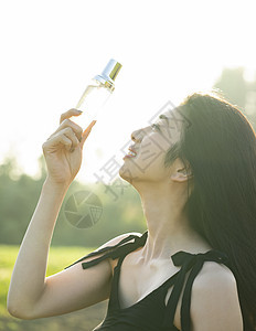 盥洗用品年轻女子好皮肤女美的形象图片