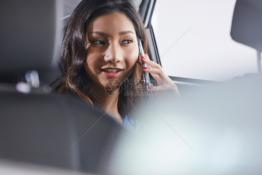 坐在车里接打电话的都市美女图片