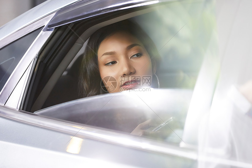 坐在车里接打电话的都市美女图片