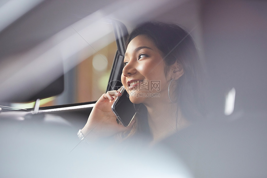 车里打电话的商务女性图片