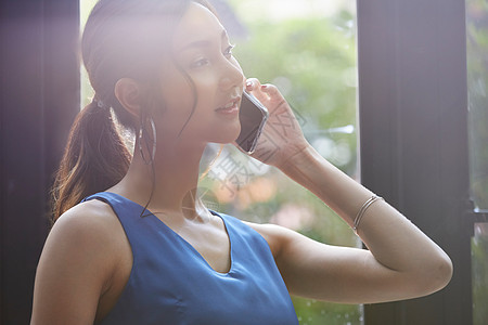 在打电话的商务女性图片