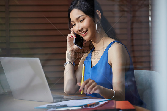 打电话的商务女性肖像图片