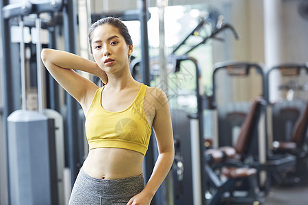 健身房穿着运动装的年轻女子图片