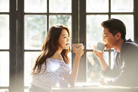 早晨室内的情侣约会喝咖啡图片