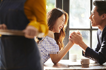 早晨室内的情侣约会图片