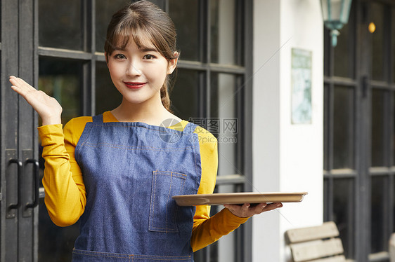 咖啡馆的女员工肖像图片