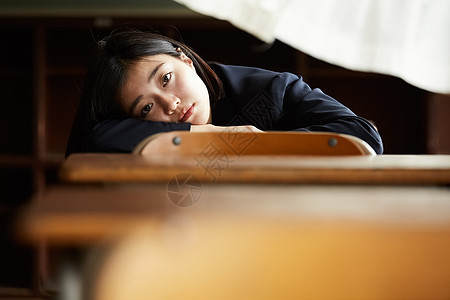 教室里休息的女学生图片