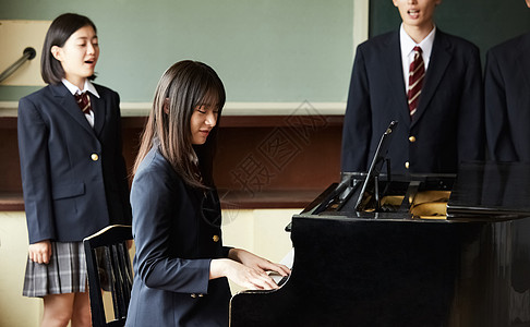 享受校园生活的学生图片