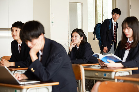 高中生在学校课堂上图片