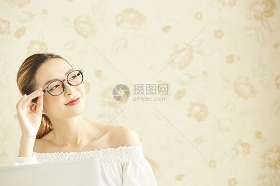 戴着圆框眼镜的年轻女子图片