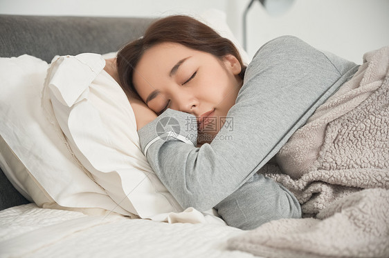 卧室里休息熟睡的青年女子图片