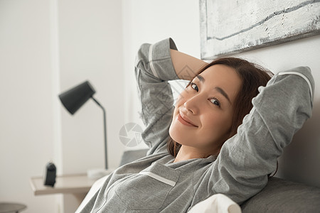 在床上一个醒着的女人图片