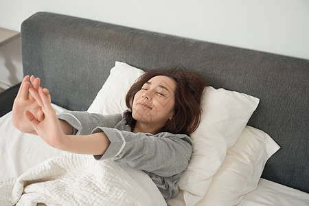 早起早晨女孩空白部分年轻人一个醒着的女人在床上背景