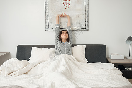 一个醒着的女人在床上背景图片