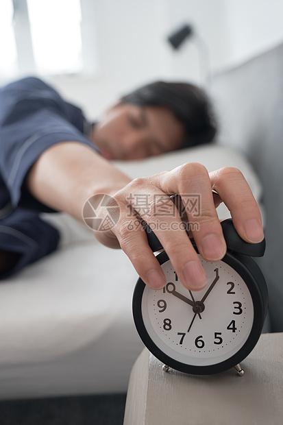 睡着钟表二十多岁一个男人在床上醒来图片