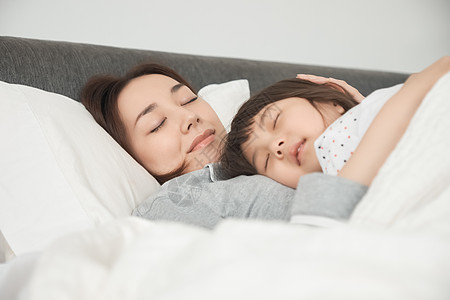 卧室少女女孩父母和孩子睡在床上图片