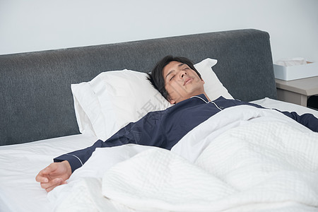 年轻居家男青年睡眠图片