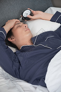 表孤独的清醒的一个男人在床上醒来图片
