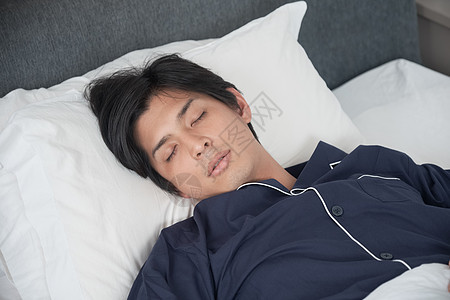 亚洲人生意人蒲团睡在床上的男人图片