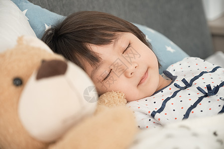 毯子午睡幼儿睡在床上的孩子图片