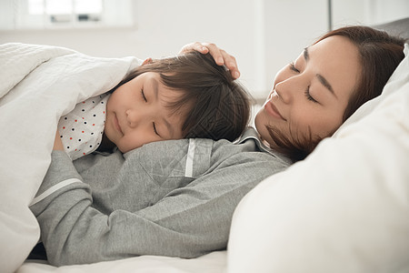 日本人房屋睡衣父母和孩子睡在床上图片