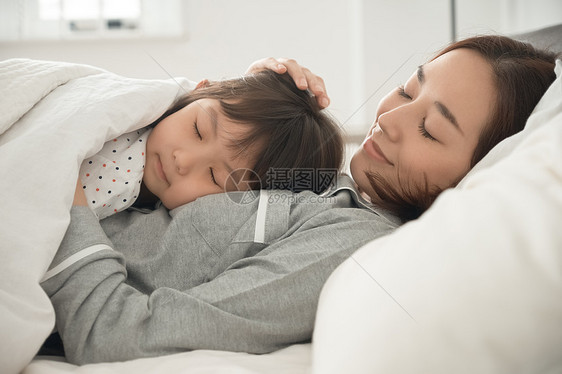 日本人房屋睡衣父母和孩子睡在床上图片