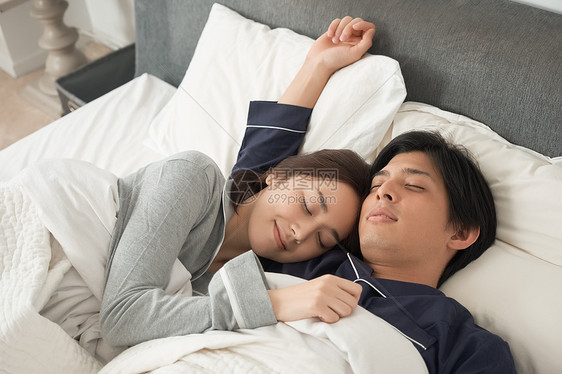 生活愉快的睡眠留白睡在床上的一对夫妇图片