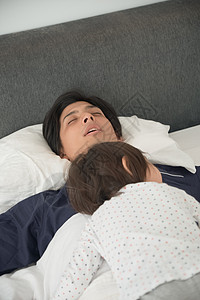 三十几岁亚洲人房屋父母和孩子睡在床上图片