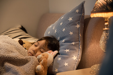 玩偶枕头房间睡在床上的孩子图片