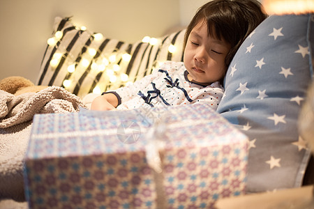 圣诞节礼物送礼日本人睡在床上的孩子图片