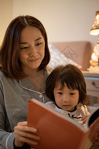 年轻爸爸给女儿读书讲故事图片