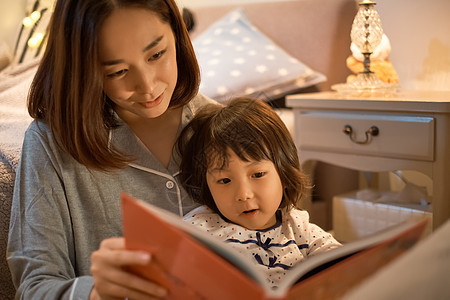 年轻妈妈给女儿读书讲故事图片