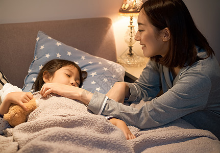 较年轻丰胸愉快的睡眠父母睡觉的孩子图片